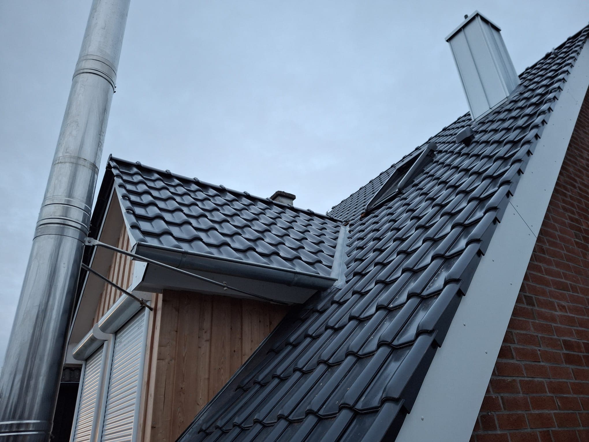 Neu eingedecktes Dach eines Einfamilienhauses